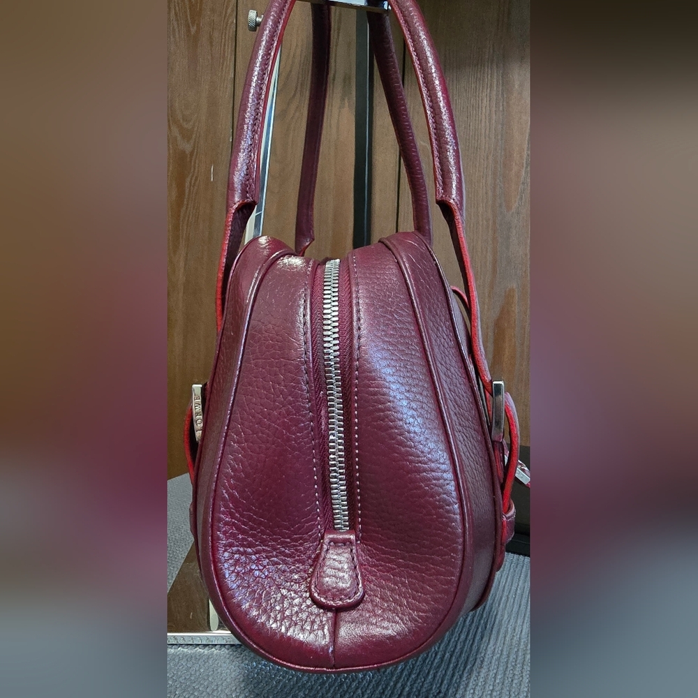 Elegant Loewe Senda Leather Handbag - Picture 11 of 15